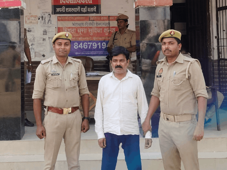 तत्कालीन प्रबंधक सुशील कुमार गौतम (सफेद शर्ट) और खाताधारक मोहम्मद असलम (हरी शर्ट) भी जेल भेजे जा चुके हैं।