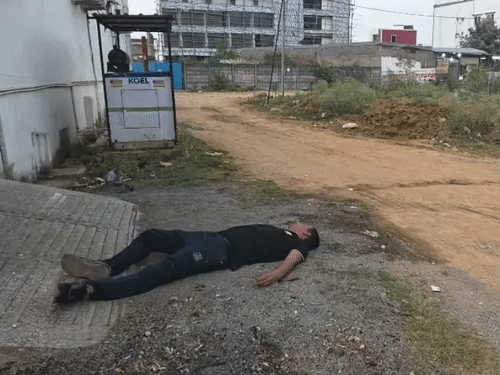 कॉन्स्टेबल भी नशे में पड़ा हुआ मिला।