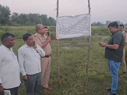 पुलिस ने आरोपियों की संपत्ति कुर्क करने की कार्रवाई की है।