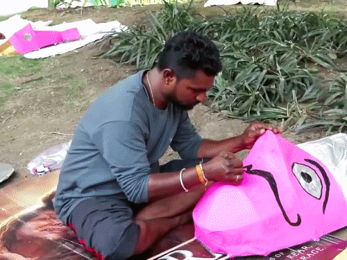 दिल्ली में रावण के साथ कॉकरोच का पुतला जलेगा: इंदौर में 111, कोटा में 105 फीट ऊंचा रावण; 200 से जारी परंपरा कारीगरों ने बताया कि बांस, रंगीन कागज, कपड़ा, पेंट और सजावट के अन्य सामानों की कीमत बढ़ गई है।