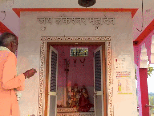 दिल्ली में रावण के साथ कॉकरोच का पुतला जलेगा: इंदौर में 111, कोटा में 105 फीट ऊंचा रावण; 200 से जारी परंपरा गांव में रावण के प्रति आस्था ऐसी है कि लोगों ने अपनी गाड़ियों पर भी ‘जय लंकेश’ लिखवा रखा है। स्कूलों और सरकारी भवनों पर भी रावण लिखा है।