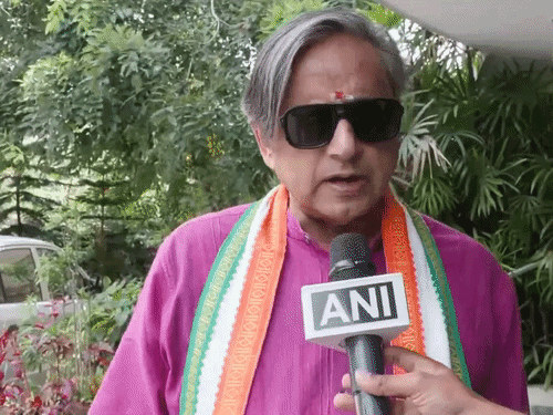 शशि थरूर ने केरल के तिरुवनंतपुरम में मीडिया से बातचीत में यह बात कही। - Dainik Bhaskar