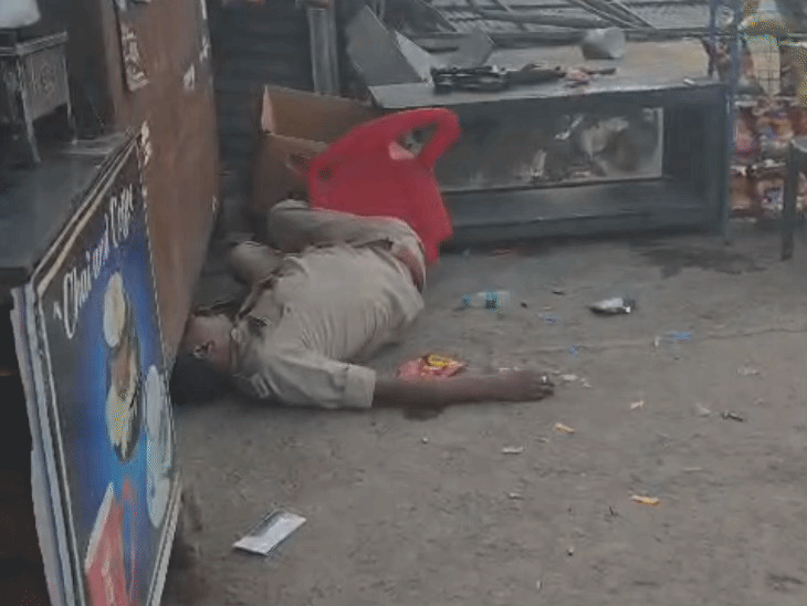 ASI वर्दी में जमीन पर बेसुध होकर पड़ा रहा।