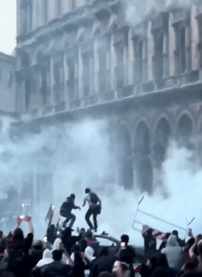 During the demonstration in Milan on October 17, some people ran over vehicles and vandalized them.