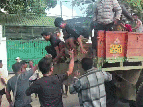 लोक ट्रकमधून मुख्यमंत्र्यांच्या निवासस्थानी पोहोचले होते.