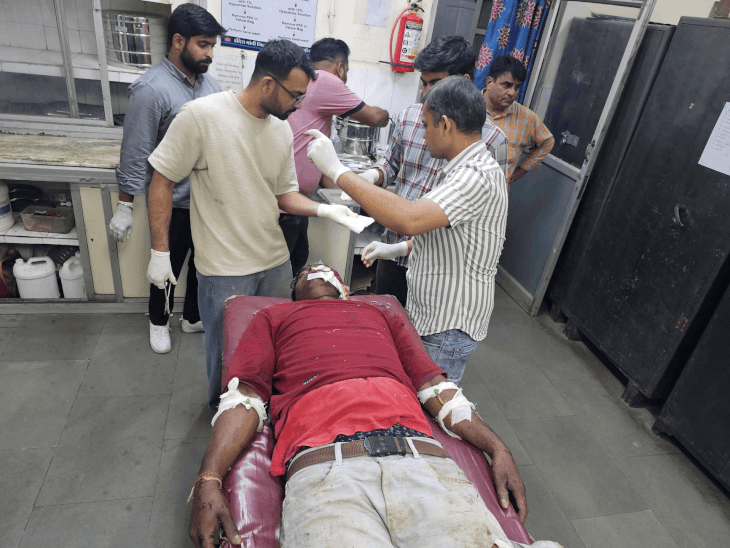 पुलिस अज्ञात कार की तलाश में जुटी है। - Dainik Bhaskar