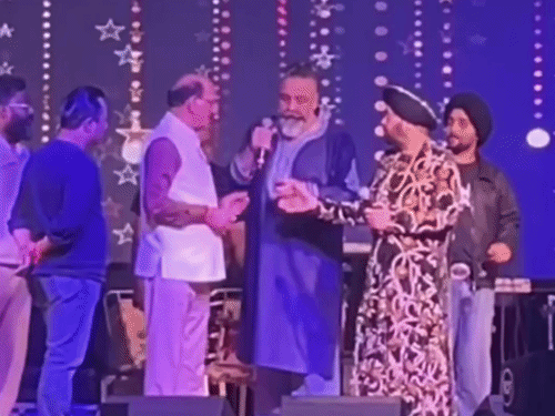 मंत्री सिंगर को सुना रहे थे तो शो में पहुंचे लोग भी हूटिंग करने लगे, इस दौरान दिलेर मंत्री के सामने हाथ जोड़ते भी दिखे।