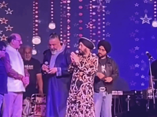 विवाद के बाद दिलेर ने ऐलान किया की वो अब गाना गा रहे हैं।