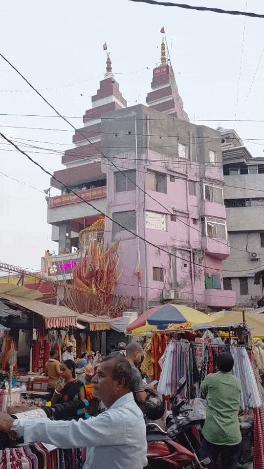 अभी पटना जंक्शन के पास स्थित महावीर मंदिर के बाहर सड़क पर दुकानें लगती हैं। इन दुकानों को वेंडिंग जोन में शिफ्ट किया जाएगा।