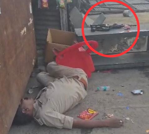 इंसास रायफल को टेबल पर रखकर नशे में धुत दुर्ग पुलिस के जवान।