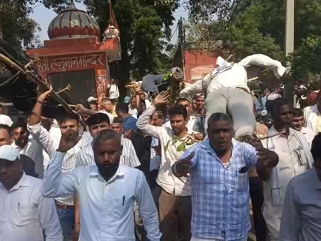 भिवानी में प्रदर्शन नारेबाजी करते बिजली कर्मचारी।
