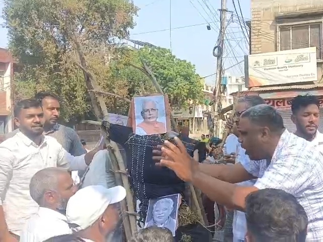 भिवानी में परदर्शन करते हुए बिजली कर्मचारी।