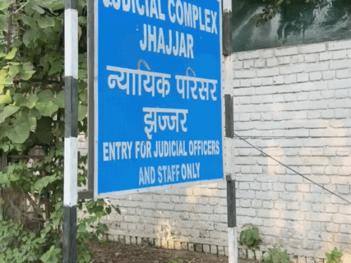 मामला 26 मई 2023 का है। पुलिस में एसपीओ के पद पर तैनात नरेंद्र की पत्नी मीना की घर में हत्या कर दी गई थी।