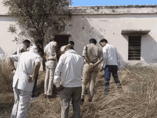 सूचना पर पहुंची पुलिस ने तलाश शुरू की तो क्षत-विक्षत शव दिखा।