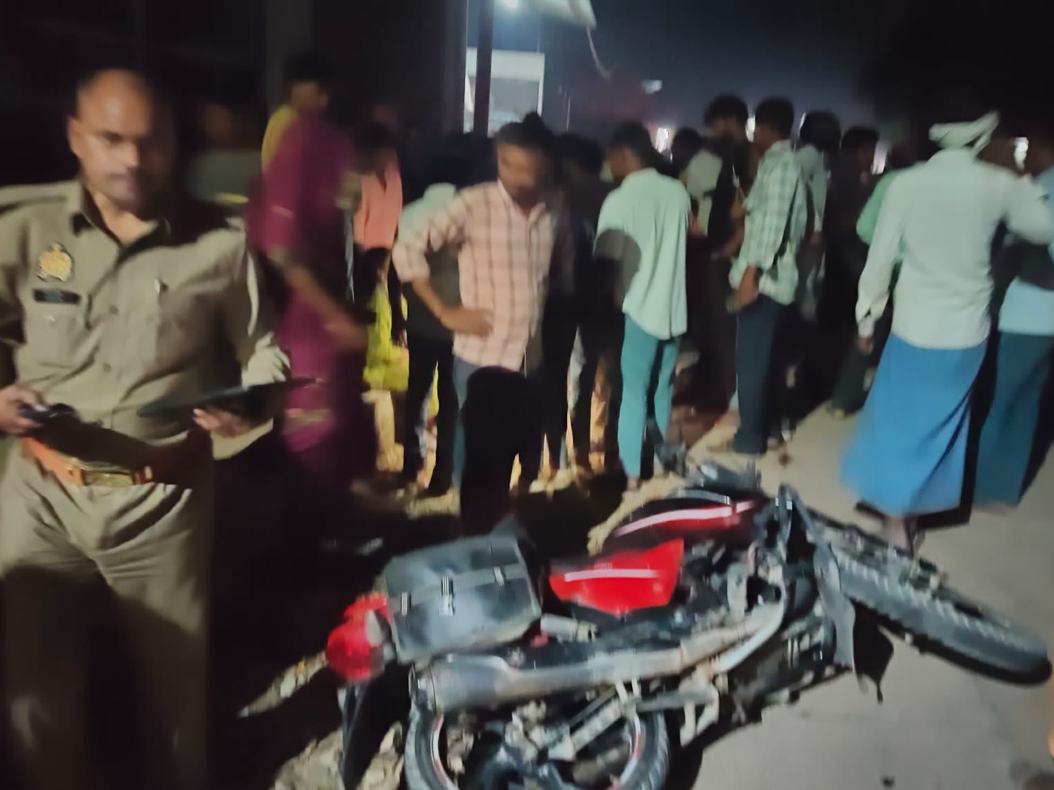 Kaushambi Accident: Auto Crashes Into Divider, Gram Pradhan Rescues Injured