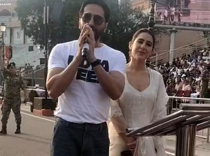 एक्ट्रेस सारा अली खान और एक्टर आयुष्मान खुराना ने अटारी-वाघा बॉर्डर पर रिट्रीट सेरेमनी देखी।