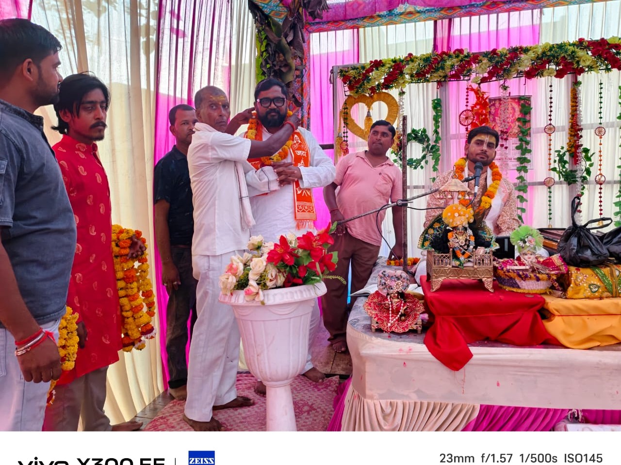 Asalatganj Bhagwat Katha | Gopal Gupta Seek Blessings From Saints