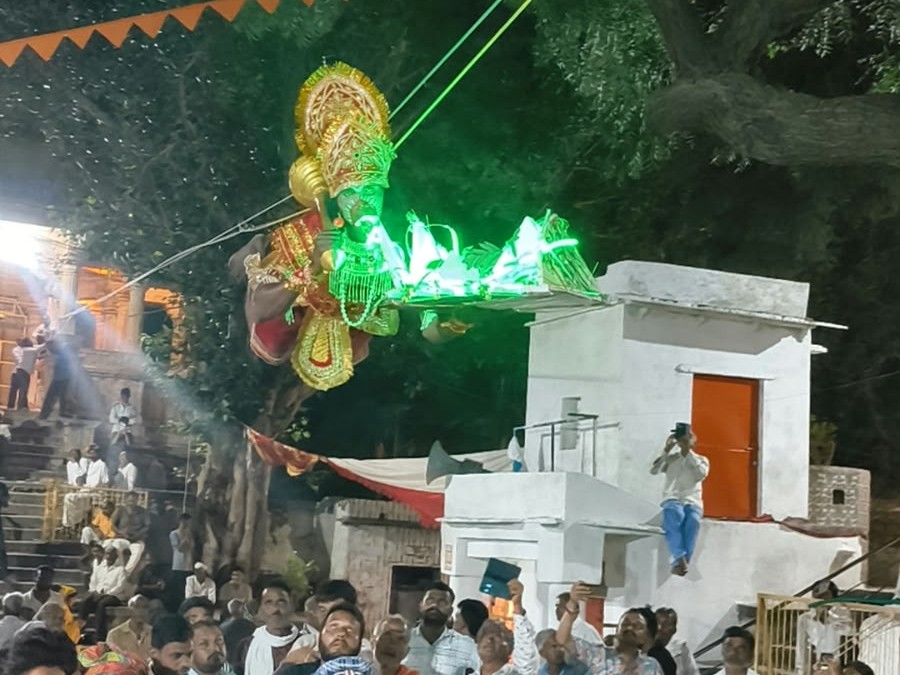 हनुमान बने कलाकार ने संजीवनी बूटी लाने के लिए लक्ष्मीनाथ मंदिर से रस्से के सहारे उड़ान भरी।