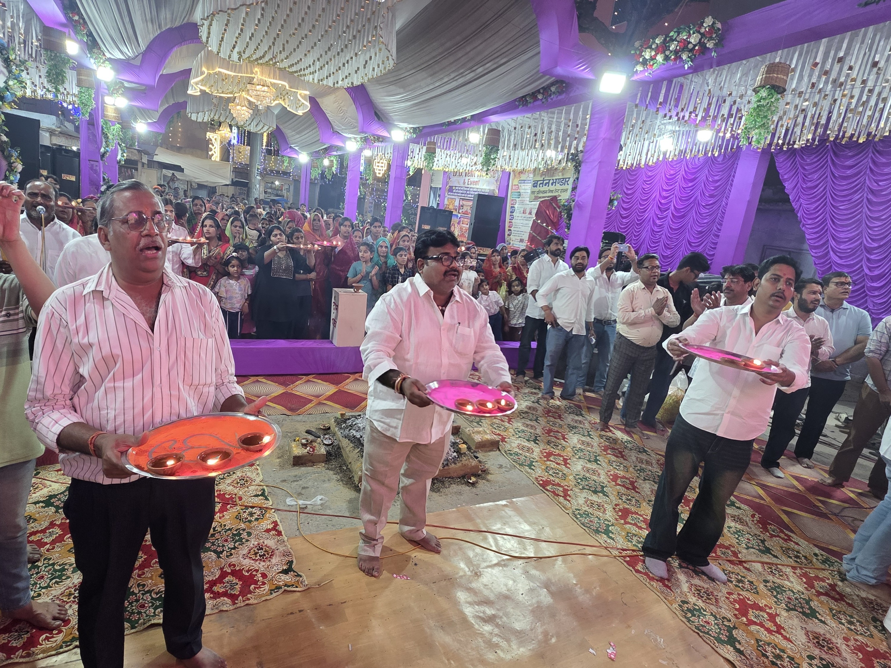 कस्बे के कबूतरिया कुआं स्थित दुर्गा पूजा स्थल पर सोमवार रात महाआरती हुई।