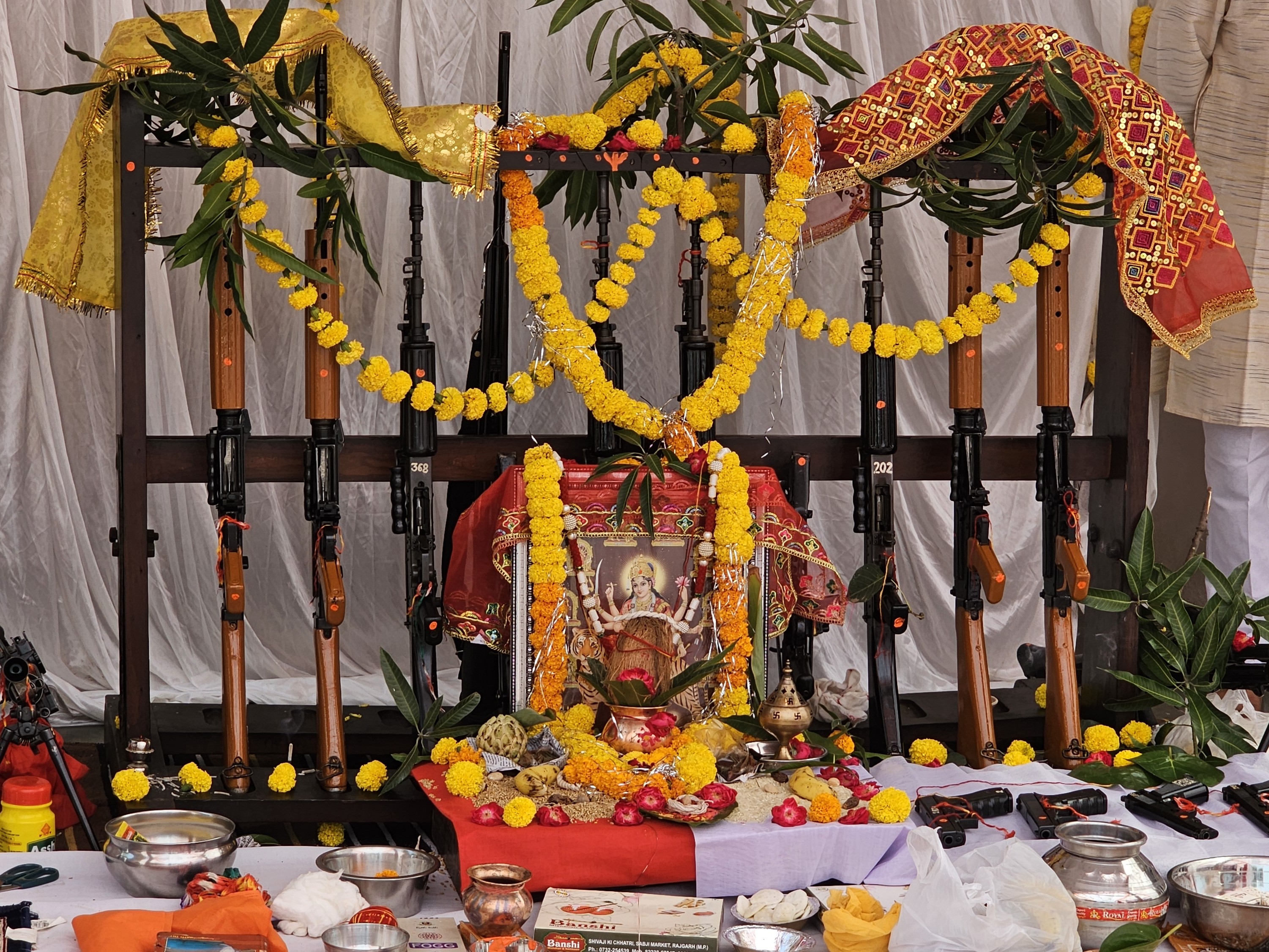वैदिक मंत्रोच्चार के बीच शस्त्रों की पूजा की गई।