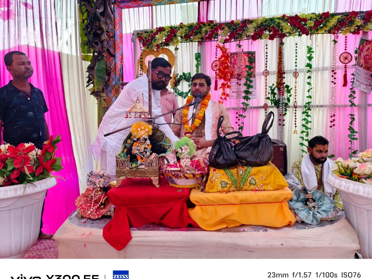 Asalatganj Bhagwat Katha | Gopal Gupta Seek Blessings From Saints