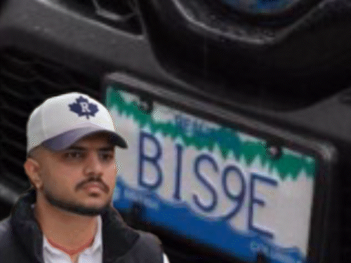अंकुश बिश्नोई और उसकी कार पर लगी नंबर प्लेट, जिस पर एल्फा-न्यूमेरिकल स्टाइल में ‘BIS9E’ यानि बिश्नोई लिखा है।