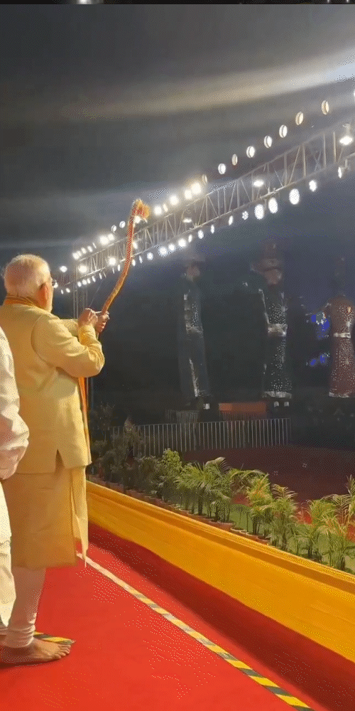 पीएम मोदी दिल्ली के आईपी एक्सटेंशन में स्थित दशहरा मैदान में प्रतीकात्मक तीर चलाकर रावण दहन किया।