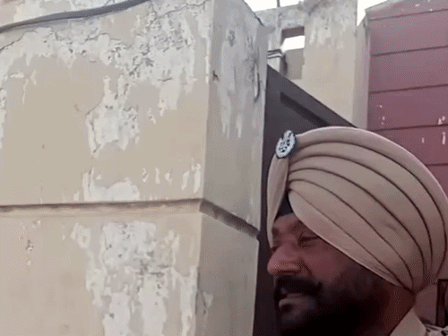 घटना के बाद पहुंची पुलिस जांच करते हुए।