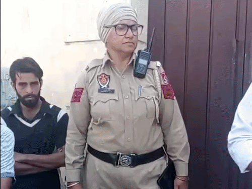 आनंद नगर की गली नंबर 3 में पहुंची पुलिस और एकत्रित लोग। - Dainik Bhaskar