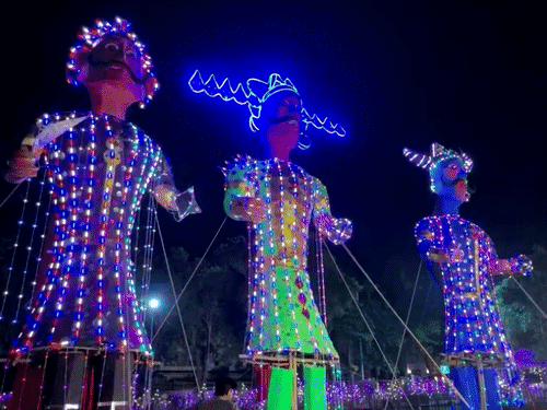 आदर्श नगर में रावण, मेघनाद और कुंभकर्ण के पुतले लाइटों से सजाए गए हैं।