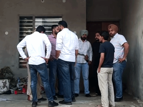 घटना के बाद मौके पर पहुंचे लोग।