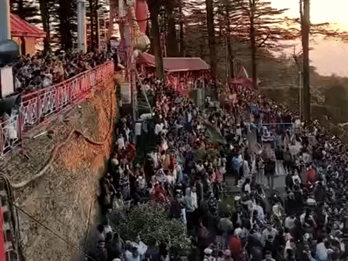 शिमला के जाखू मंदिर में रावण दहन देखने पहुंचे लोग।