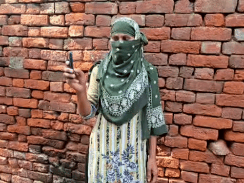 सोनीपत के गोहाना के रहने वाले अमन को कॉल मिलाने के बाद उसका मोबाइल के बंद होने की जानकारी देते हुए शमशीदा।