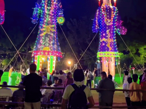 आदर्श नगर में रात में ही रावण के जगमगाते पुतले देखने के लिए जमा लोग।