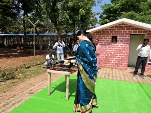 आईपीएस का यह वीडियो सोशल मीडिया पर वायरल हो रहा है।