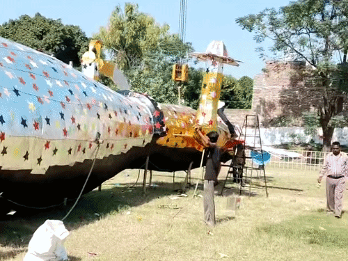 रावण का पुतला खड़ा करने के लिए मंगवाई गई क्रेन।