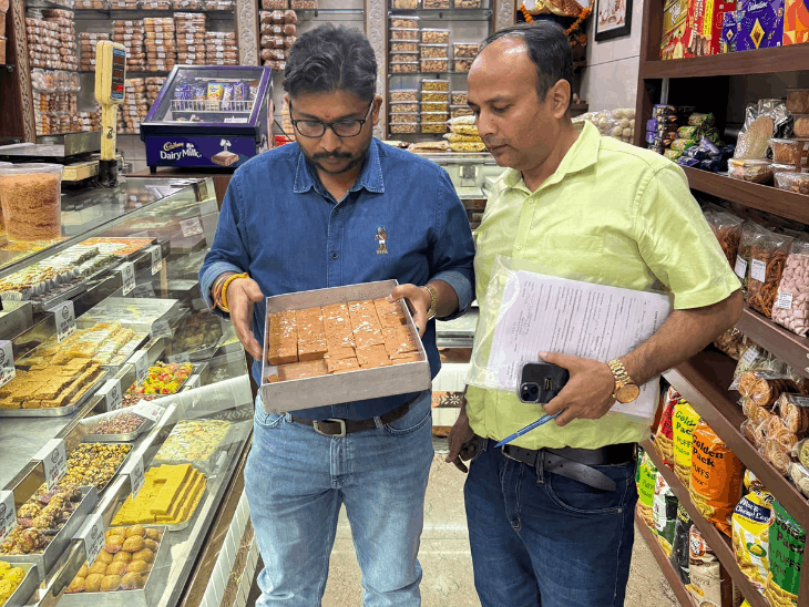 चना बर्फी चेक करते फूड सेफ्टी अधिकारी राजेंद्र पाल सिंह।