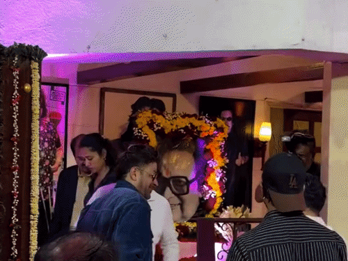 कार्यक्रम के दौरान सुनील शेट्टी और जैकी श्रॉफ एक-दूसरे के गले मिले।