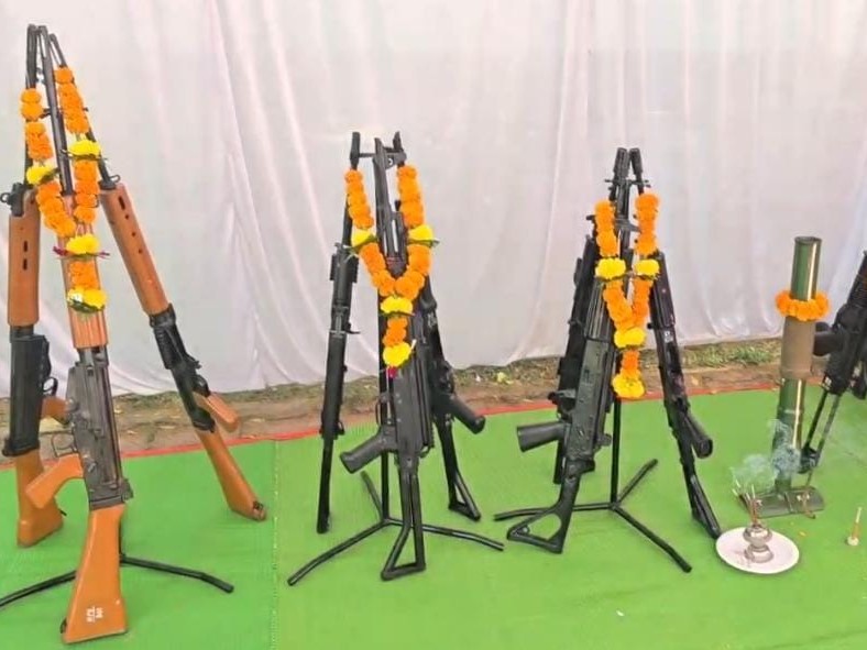 राइफल, रिवॉल्वर और वाहनों का किया था पूजन।