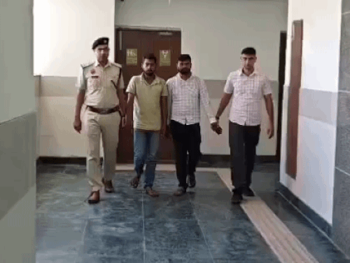 गुरुग्राम में साइबर ठगों को सिम कार्ड बेचने वाले आरोपी।