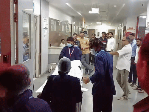 छात्रा को अस्पताल ले जाया गया जहां डॉक्टरों ने उसकी मौत की पुष्टि की।