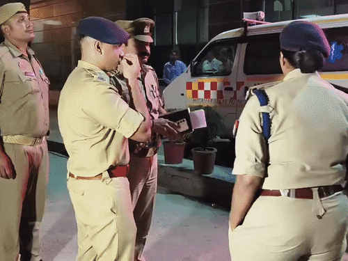 पुलिस टीम ने शव को पोस्टमार्टम के लिए भेजा और परिजनों को सूचना दी।