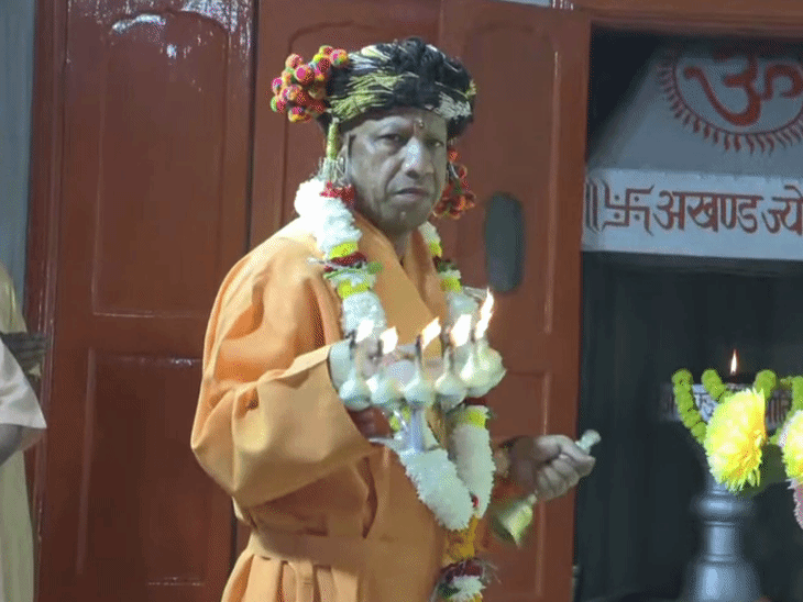 गोरखनाथ मंदिर में योगी ने पीठाधीश्वर के रूप में आरती उतारी।