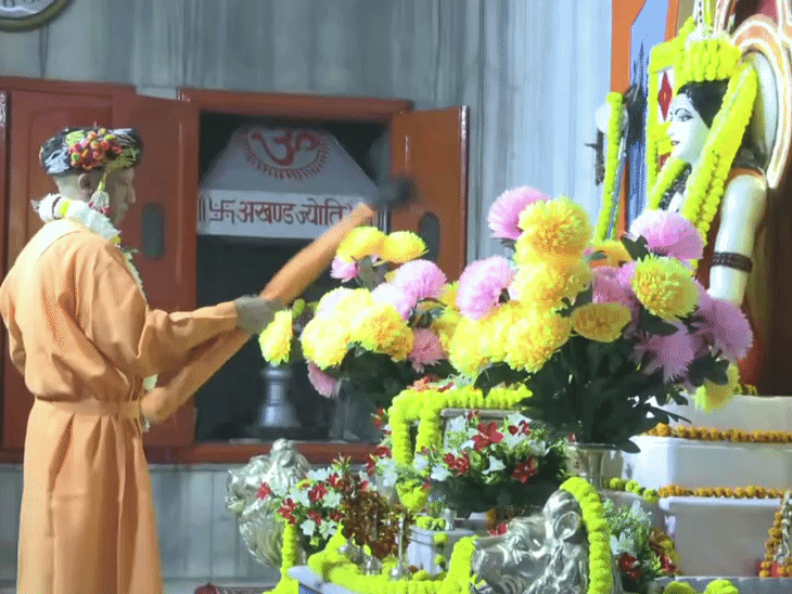 योगी गोरखनाथ मंदिर में विशेष पूजा-अर्चना कर रहे हैं।