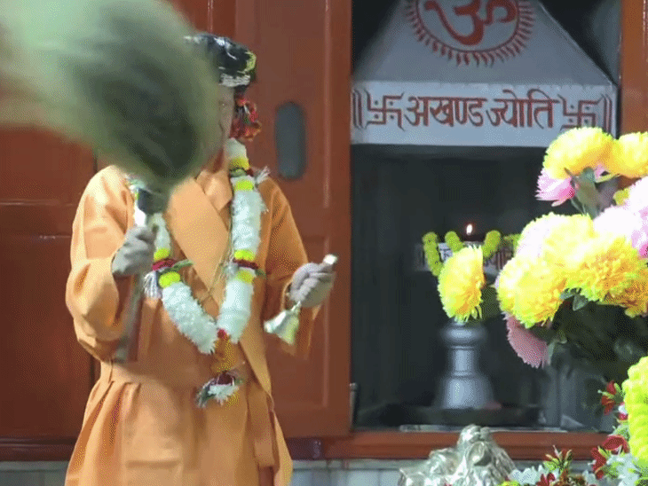 योगी ने पूरे संस्कार के साथ गोरक्षनाथ की पूजा की।