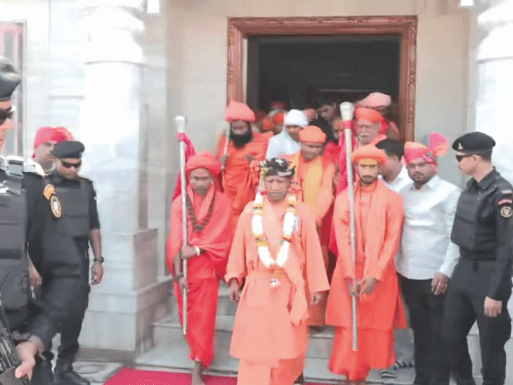 योगी गोरखनाथ मंदिर के देव विग्रहों की भी पूजा कर रहे हैं।