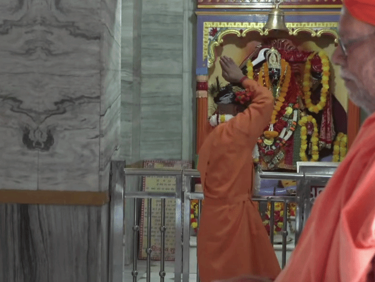 योगी ने गोरखनाथ मंदिर में पूजा के दौरान परिक्रमा भी लगाई।