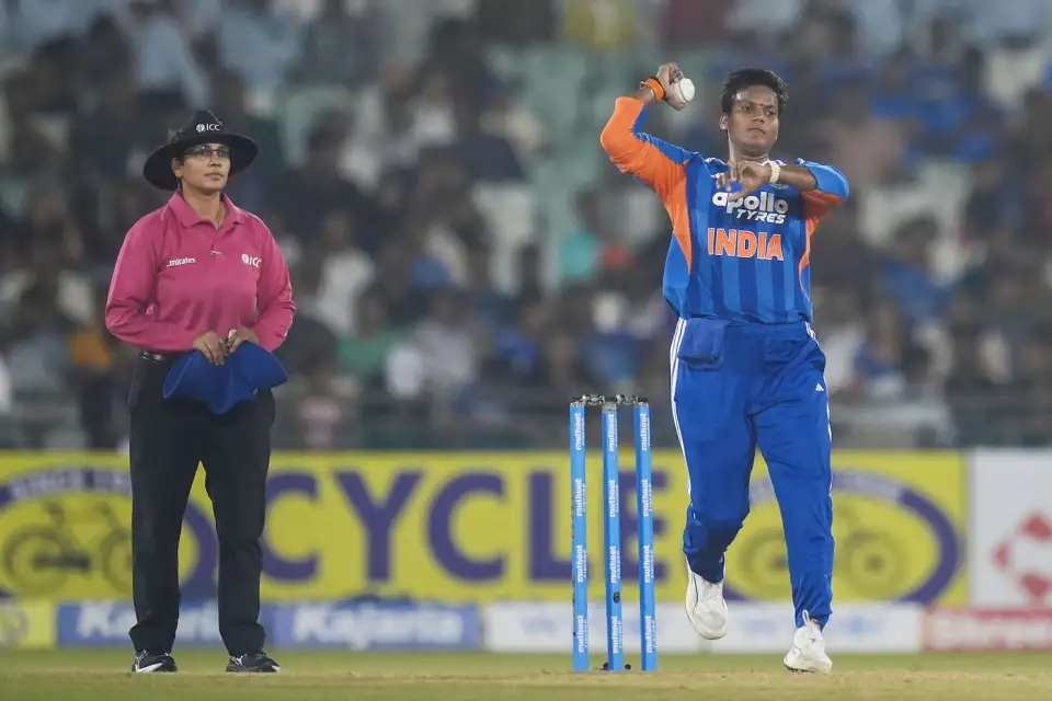 दूसरे टी-20 में गेंदबाजी के दौरान दीप्ति शर्मा। (फोटो BCCI)