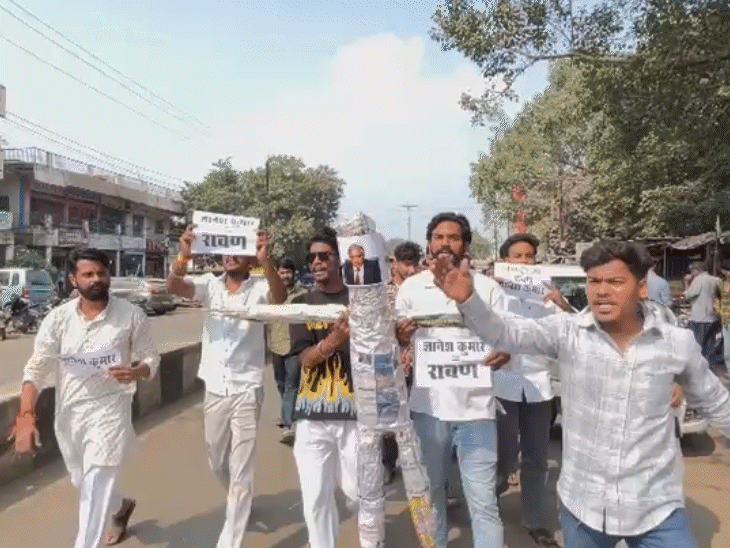 प्रदर्शन के दौरान NSUI कार्यकर्ताओं ने आरोप लगाया कि वोट चोरी से जुड़े सवालों और शिकायतों पर निर्वाचन आयोग को पारदर्शी तरीके से जवाब देना चाहिए।