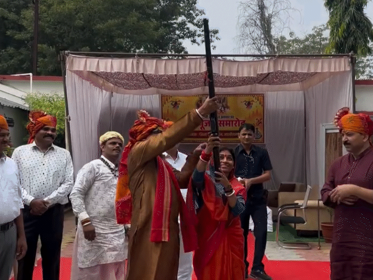 आलीराजपुर में शस्त्र पूजा के दौरान मंत्री नागर सिंह चौहान ने सांसद पत्नी से भी फायरिंग कराई।